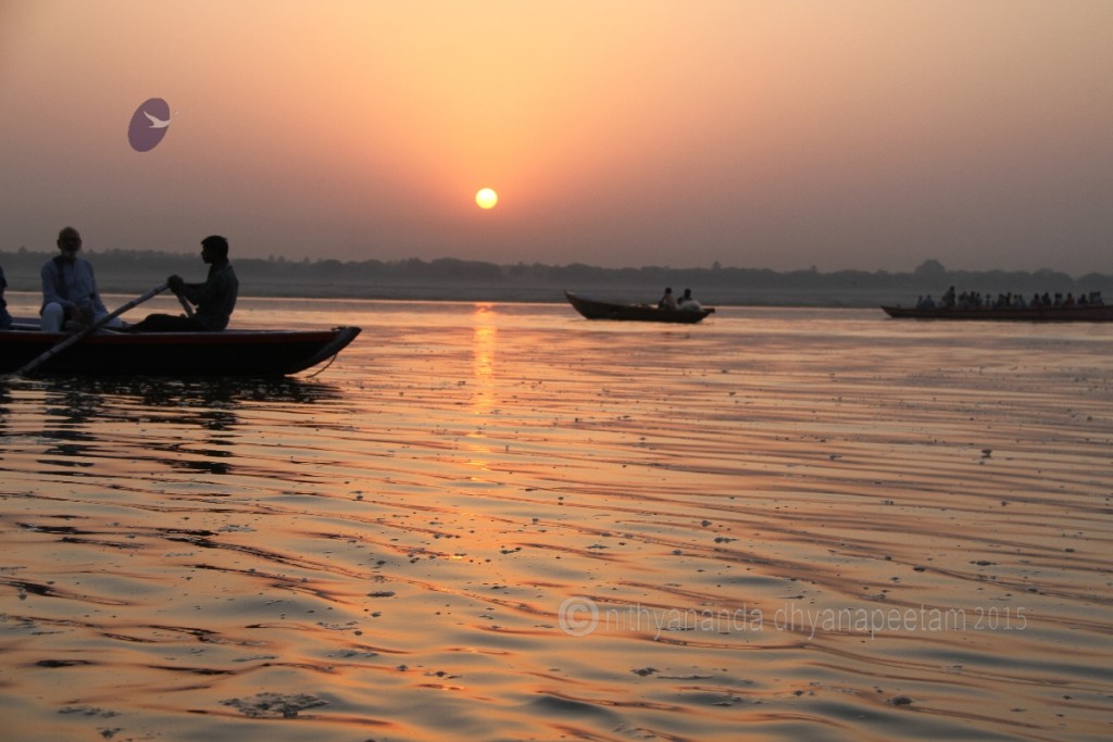 2015-10oct-11th-nithyananda-diary_IMG_4928_varanasi-ia-sunriseyoga-ganga